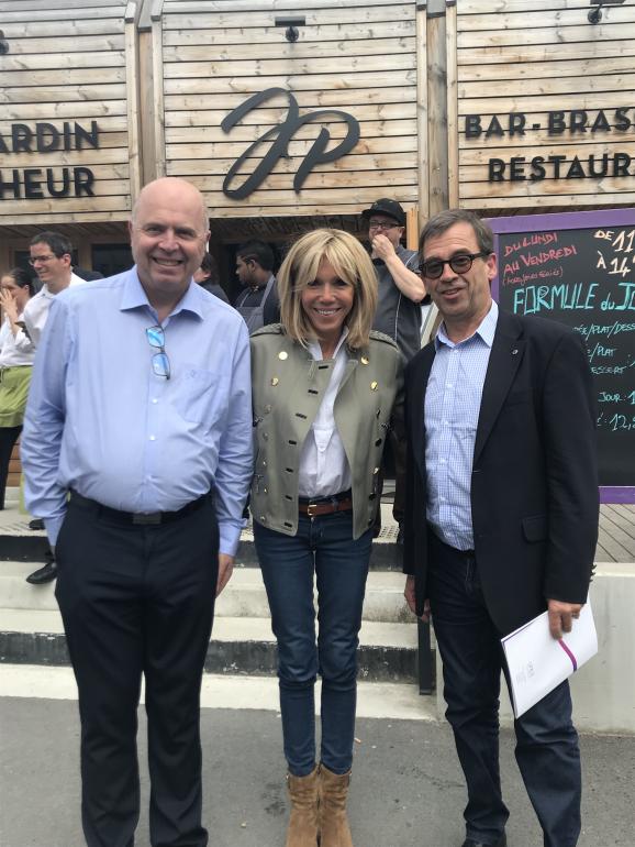 Madame Macron déjeune au Jardin Pécheur, restaurant en statut Entreprise Adaptée Brigitte Macron entourée de Pierre Maly, Directeur et Francois Xavier Henry de Villeneuve, chargé de mission UNEA